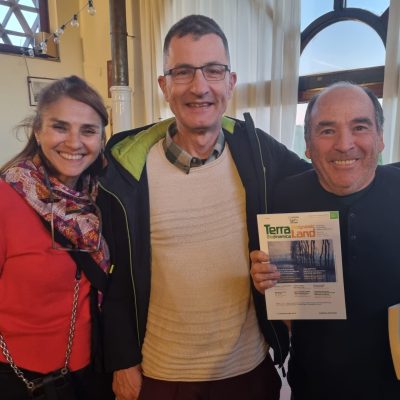 Clara Nicholis e Miguel Altieri con il direttore di Terra Biodinamica, Marco Serventi